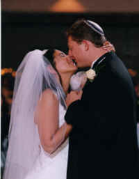 BrideGroomDanceKiss.jpg (77114 bytes)