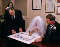 BrideSignKettubah.jpg (102803 bytes)
