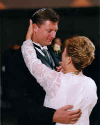 MomSonDance.jpg (93230 bytes)